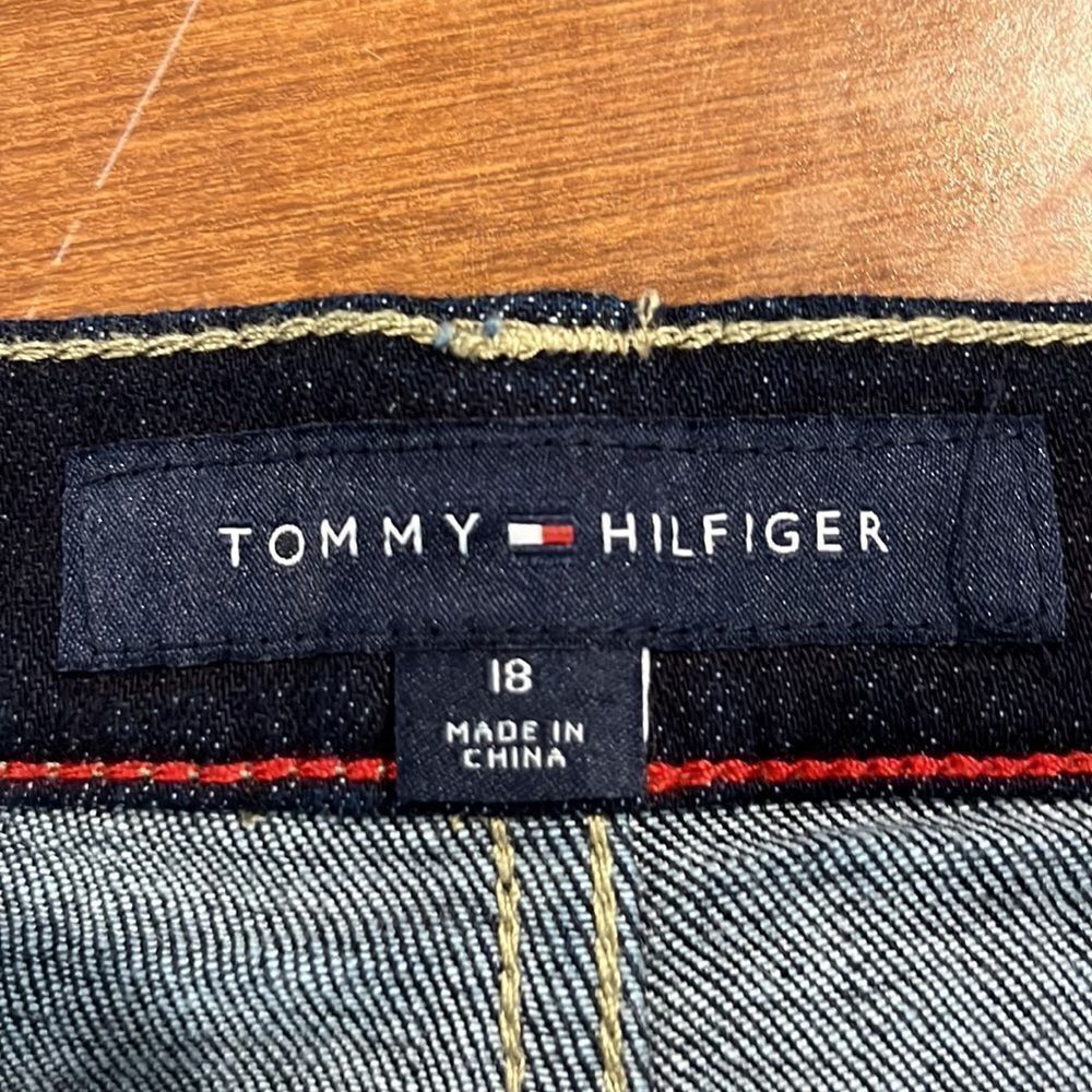 Tommy Hilfiger women’s size 18 denim jean shorts with cuffs. - Picture 8 of 10